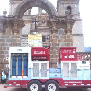 En Talpa, apoyan con agua potable a peregrinos
