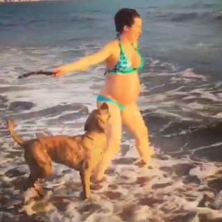 Ariadne Díaz luce su embarazo en bikini