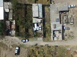 Imagen que muestra el auto robado, al interior de una finca, desde el aire. FACEBOOK /  Policía Guadalajara