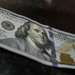 Hasta en 17.87 pesos dólar a la venta al cierre en bancos capitalinos