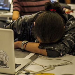 Universitarios intentan compensar sueño en fin de semana: estudio