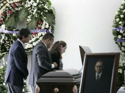En la funeraria de la Ciudad de México, amigos del hombre de Estado presentan sus condolencias a la familia. SUN / A. Leyva