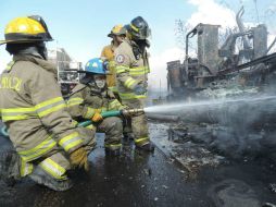 El fuego se presentó en una superficie de unas diez hectáreas debido al fuerte viento. ESPECIAL /