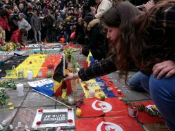 Cientos de personas han dejado ofrendas en honor a las víctimas en la plaza de la Bolsa de Bruselas. AFP / P. Stollarz