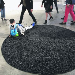 Un niño arruina obra de arte por accidente