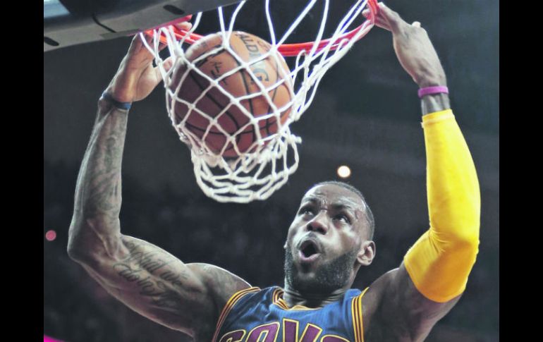 Lebron James. La estrella de los Cavaliers colaboró con 26 puntos durante el partido de ayer ante Milwaukee. AP / T. Dejak
