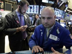 Debido al incremento en solicitudes de ayuda por desempleo en EU y el alza del crudo. AP / ARCHIVO