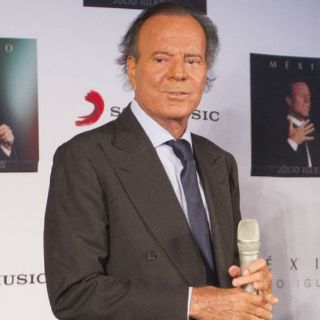 Julio Iglesias pospone algunos de sus conciertos