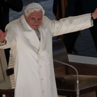 Benedicto XVI 'se está apagando lentamente', reconoce su secretario