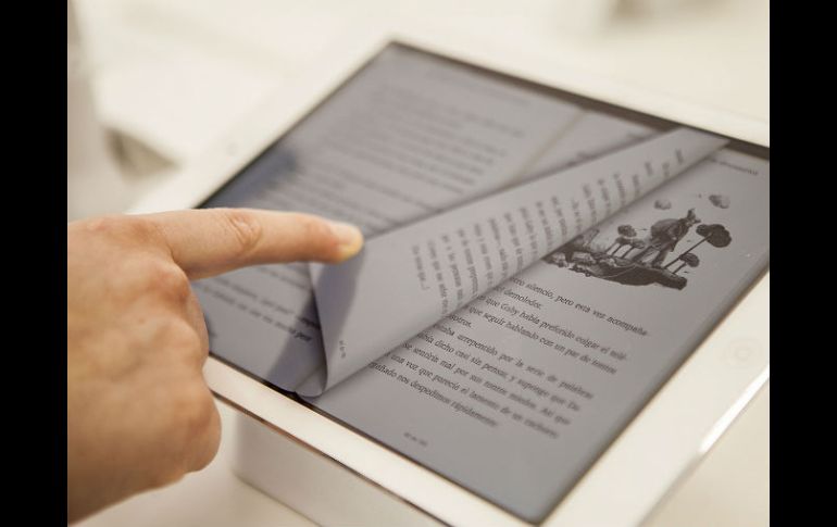 Con una tablet o un Kindle, podrás descargar todos los tomos que desees disfrutar. EL INFORMADOR / ARCHIVO