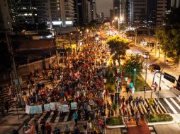 Los manifestantes se dirigían hacia la sede del canal TV Globo, a quien acusan de obrar sin imparcialidad. EFE / R. Nogueira
