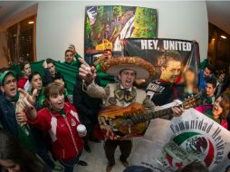 Los seguidores lograron ingresar al lobby donde interpretaron melodías como 'Cielito lindo', 'El rey' y 'México lindo y querido'. MEXSPORT / J. Martínez