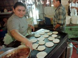 Al término de la misa matutina, 70 cocineras regalarán gorditas a quien apetezca. AP / ARCHIVO