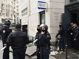 En una de las comisarías, varios vidrios fueron rotos a pedradas. AFP / E. Feferberg