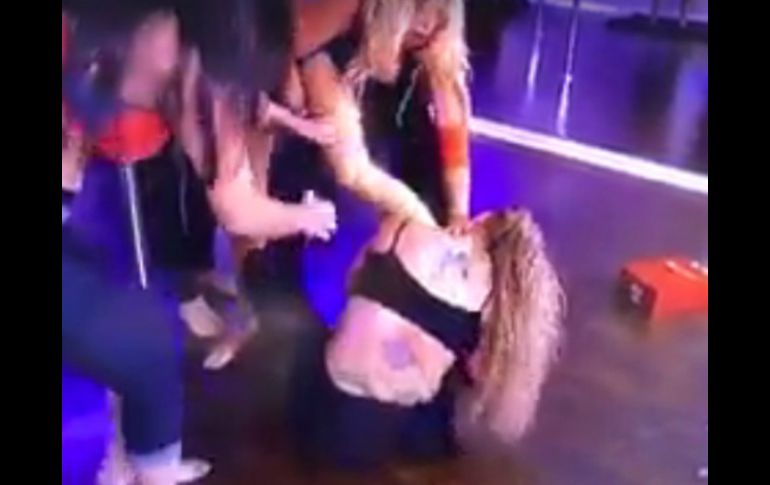 La cubana le tomó el pie y le dio una mordida a la actriz. ESPECIAL /