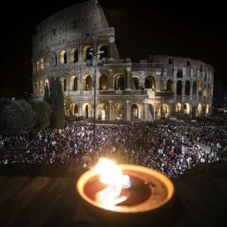 El Papa llega al Coliseo romano para Viacrucis nocturno