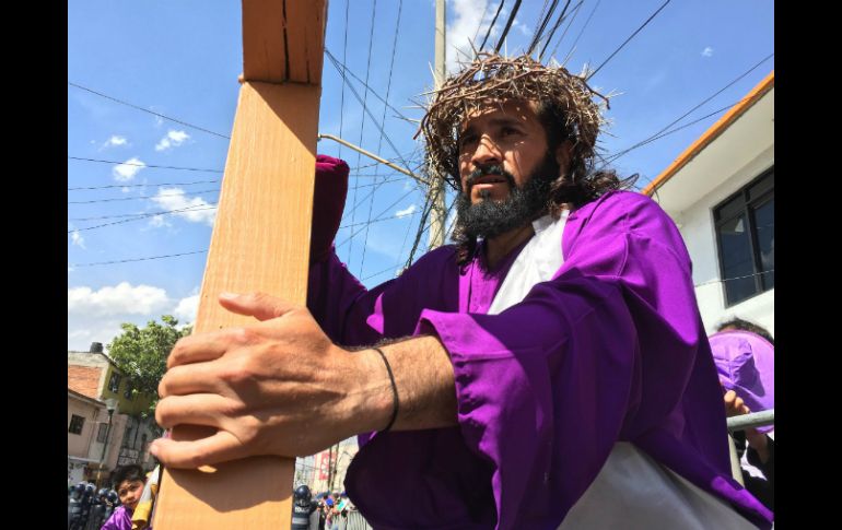 Acompañado de sus apóstoles, mujeres y acusadores, el sentenciado avanza en medio de decenas de personas. NTX / I. Hernández