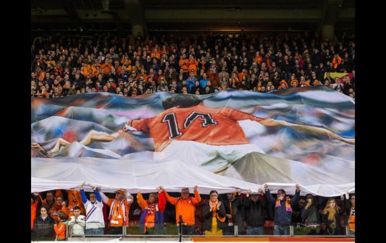 El recuerdo a Cruyff, más allá del resultado, impregnó todo en el Amsterdam Arena. EFE / V. Jannink