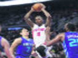 Kentavious Caldwell-Pope trata de encestar ante la marca de tres jugadores de los Hornets de Charlotte. AP / C. Osorio