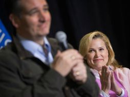 Ted Cruz y su esposa durante un acto de campaña en Wisconsin. AFP /  S. Olson
