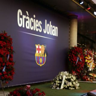 Hinchas del Barcelona rinden homenaje a Cruyff