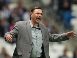 Carlos Bustos, técnico del San Luis, trato de arreglar una acción erronea de sus jugadores. MEXSPORT / J.Martínez