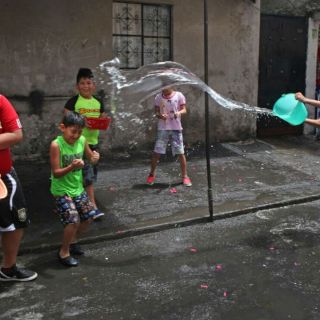 Suman 24 detenidos por tirar agua en Sábado de Gloria