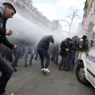 Radicales interrumpen manifestación contra atentados de Bruselas