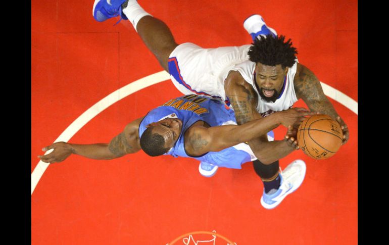 DeAndre Jordan (de blanco) colaboró con 16 puntos y 16 rebotes durante el partido de ayer. AP / M. Terrill