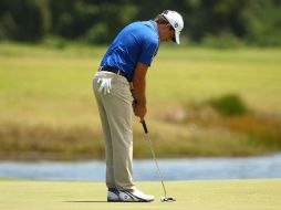 Rodolfo Cazaubón usa su putt en el segundo hoyo disputado ayer. AP / M. Massey