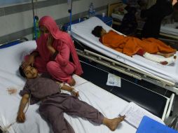 Una mujer cuida a su hijo en el hospital. El terrorista se hizo estallar cerca del área de juegos infantiles. AFP / F. Naeem