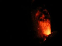 La alerta de volcanes fue elevada a su máximo nivel, que advierte de peligros tanto en el aire como en la tierra. EFE / R. Snapp