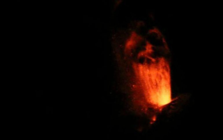 La alerta de volcanes fue elevada a su máximo nivel, que advierte de peligros tanto en el aire como en la tierra. EFE / R. Snapp