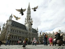 Turistas y residentes, ayer en la Grand Place de Bruselas. AP / A. Grant