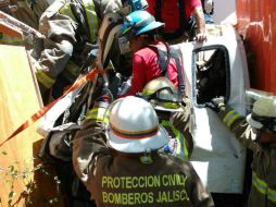 Personal de Zapopan y de Protección Civil de Tlajomulco y del Estado participan en la extracción de las dos personas. ESPECIAL / Protección Civil Tlajomulco