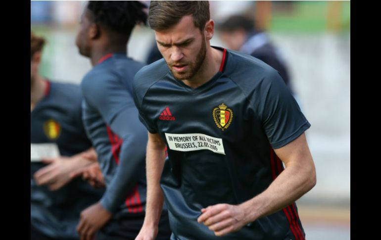 Nicolas Lombaerts entrena antes del amistoso Portugal-Bélgica con un mensaje en memoria de las víctimas de los atentados de Bruselas. AP / S. Governo