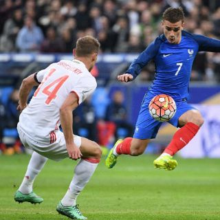 Francia vence a Rusia en partido amistoso