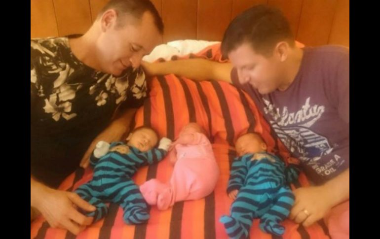 Los bebés Lachlan, Kelly y Blake fueron cargados por dos madres sustitutas y nacieron en Villahermosa. ESPECIAL / stuff.co.nz