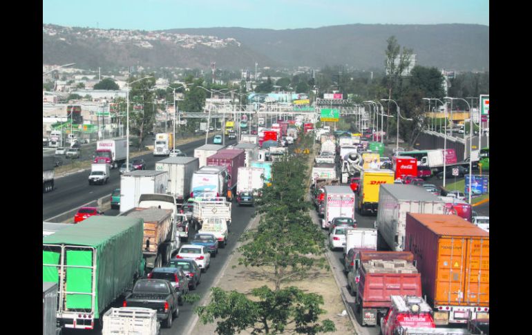 Vuelta de rueda. El congestionamiento vial se ha acrecentado en la zona del cruce de López Mateos y Periférico. EL INFORMADOR / A. Hinojosa
