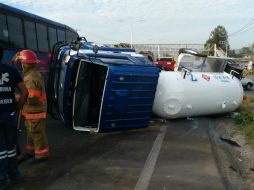 Las autoridades proceden a labores de limpieza de la cinta asfáltica y al retiro del vehículo. ESPECIAL /