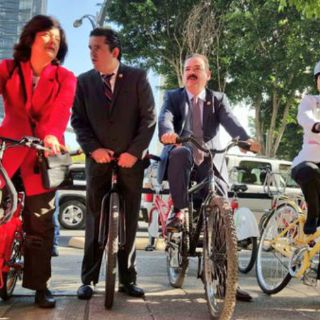 Diputados del PRI llegan en bicicleta a San Lázaro