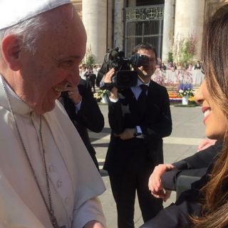 Eva Longoria saluda al Papa Francisco