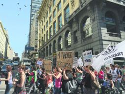 Inconformes. Asalariados se manifiestan contra los despidos y el aumento al transporte, en Buenos Aires. AFP /