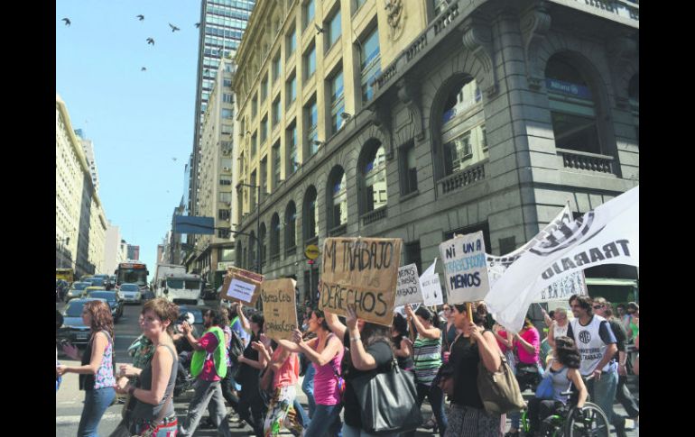Inconformes. Asalariados se manifiestan contra los despidos y el aumento al transporte, en Buenos Aires. AFP /