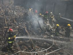 Debido a la magnitud del siniestro, tuvieron que intervenir bomberos de cuatro corporaciones municipales. EL INFORMADOR / R. Tamayo