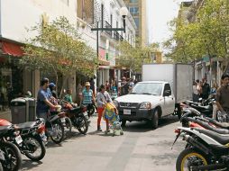 Por el espacio. En los andadores destinados exclusivamente para peatones circulan los carros. EL INFORMADOR / P. Franco