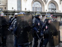 Los agentes establecieron un perímetro de seguridad en torno al edificio. EFE / Y. Valat