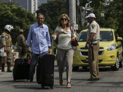 Pasajeros del aeropuerto Santos Dumont caminan durante una manifestación de taxistas. EFE / A. Lacerda