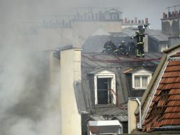La búsqueda de heridos o víctimas continúa con perros entre los descombros del edificio. AFP / E. Feferberg