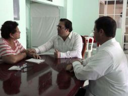 Javier Fernández (d) y su esposa se reunieron hace unos días con el gobernador de Veracruz, quien les aseguró que habrá justicia. TWITTER / @Javier_Duarte